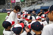 키움 홍원기 감독, NFT 수익금으로 모교·연고지 야구부에 장비 기증