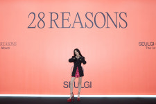 슬기 영국서 찍은 티저, 백설공주X왕비 콘셉트 웬디 배우인 줄