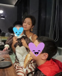 애둘맘 황정음 미모 변함없네..두 아들 명품 커플룩 헉[스타IN★]