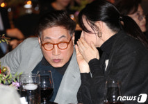 이영애, 남편 정호영과 시상식 참석..다정한 잉꼬 부부