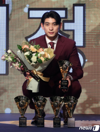 이정후, KBO 최초 부자 MVP 등극... 두산은 신인왕 최다 배출 [종합]