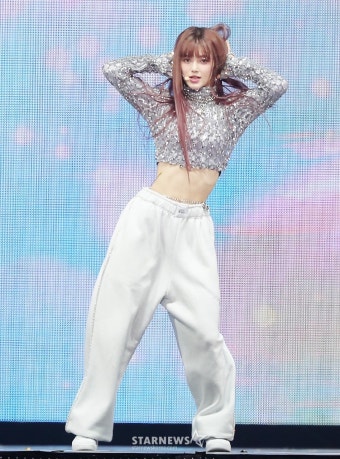 뉴진스 다니엘 '인형이라고 해도 믿겠네'[AAA 스페셜 포토]