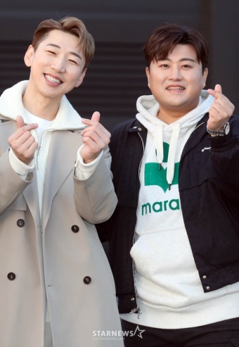 영기-김호중 '2023년 하트로 행복하세요!'[포토]
