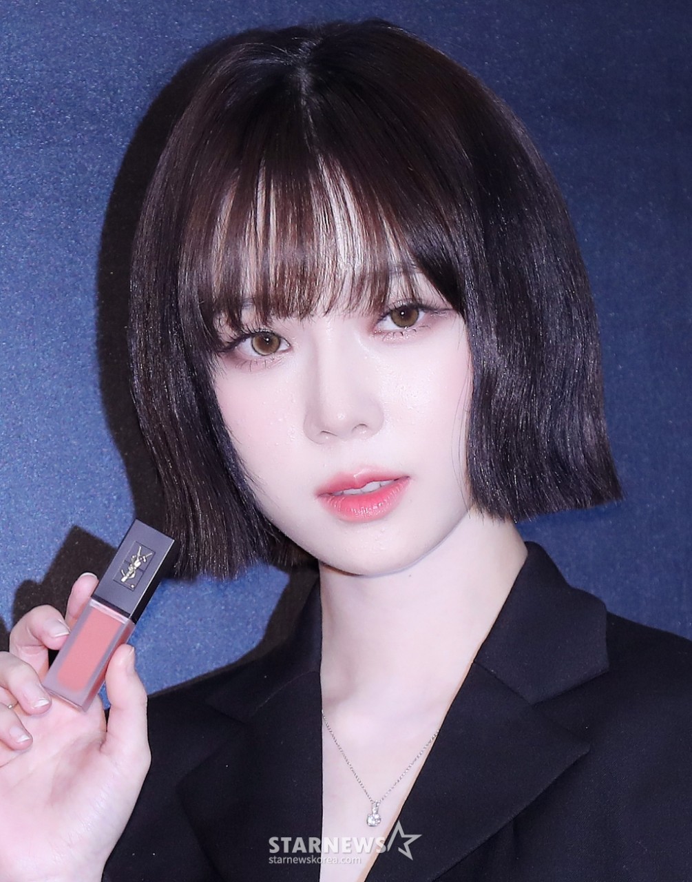 에스파 카리나, 이탈리아 밀라노로 출국! 칼단발 헤어로 파격 변신