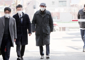 오영수 '강제추행 혐의' 첫 공판 출석[포토]