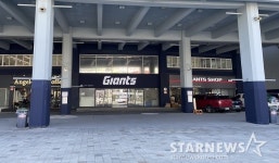 롯데 새 로고 붙은 사직야구장... 시범경기 시작과 함께 달라졌다 [부산 현장]