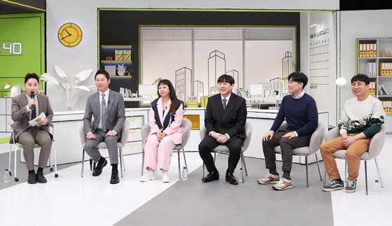 쿠팡플레이 시리즈 직장인들, DY기획 직원의 이야기를 극사실주의 코미디로 그려낸다.
