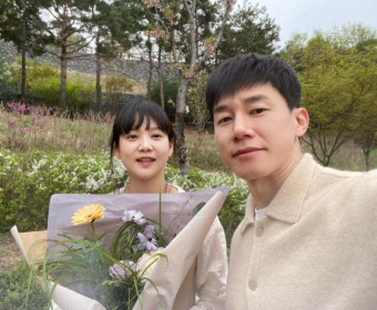'김무열' 윤승아, 임신 중 결혼 8주년..꽃다발 선물에 '행복'