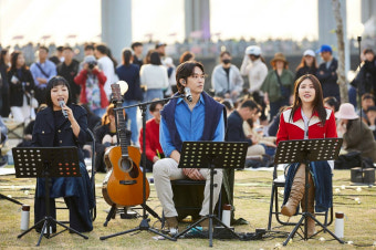 인기 배우 공효진, 가수 케빈오와의 프러포즈 수락! 결혼식 일정은 미정, 팬들 뜨거운 관심 집중!