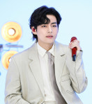 패션 아이콘 방탄소년단 뷔, 사복 스타일 남돌 1위