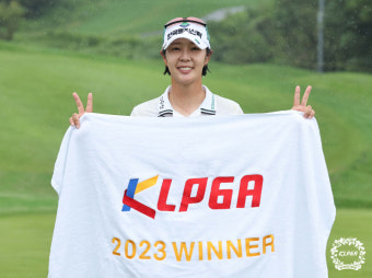 '빗줄기 뚫고 우승샷' 박지영, KLPGA 퀸즈크라운서 시즌 2승 달성... 상금·대상 1위 도약