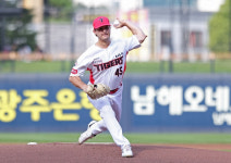 KIA 17일 만에 6위 복귀 'KT와 1.5G차', 파노니 韓 복귀 첫 승→'좌-좌-좌' 선발로 스윕승... '6사사구' 롯데 7위 추락 [광주]