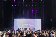 뉴진스, 시카고 홀렸다..최다 관객 운집 롤라팔루자 무대 외신 잇단 호평