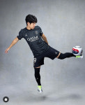 이강인이면 더 잘 팔린다 PSG 새 유니폼 모델로 등장→평범한 회색 패션도 빛난다