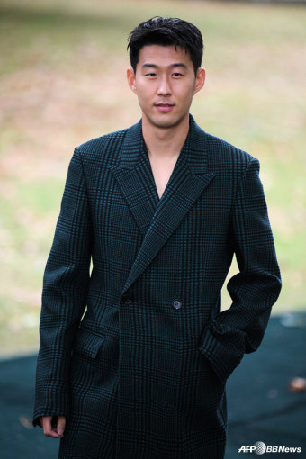 손흥민X전지현 '깜짝' 투샷, 영국 패션쇼 참석→모델 뺨치는 '체크 수트핏'