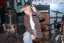 방탄소년단 뷔, 강릉서 20초 라이브..깜짝 게릴라 이벤트
