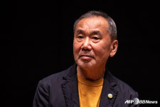97년 역사 日 추억의 야구장이 사라진다... 시민 22만명·무라카미 하루키도 강력 반대
