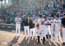 경기82배1000 | 38세 정우람 하염없이 울었다, 'KBO 최초' 1000경기 등판 금자탑... "존경받을 가치 있다" 사령탑 감탄