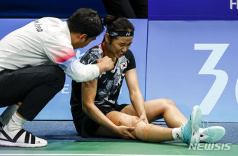 안세영 금메달! 진짜 놀랍다, '테이핑 투혼' 무릎통증 참고 라이벌 中 천위페이에 완승... '폭풍눈물' 태극마크에 키스→29년 만에 女배드민턴에...