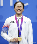 안세영 금메달! 진짜 놀랍다, '테이핑 투혼' 무릎통증 참고 라이벌 中 천위페이에 완승... '폭풍눈물' 태극마크에 키스→29년 만에 女배드민턴에... 