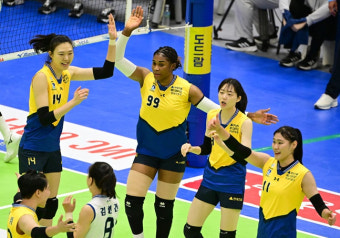 '양효진-모마 45점 대폭발' 현대건설, 흥국생명 제치고 선두 등극... 3-1 승리 '도로공사 3연패' [수원 현장리뷰]