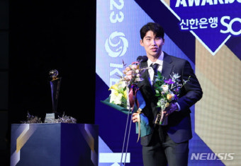 어메이징 페디! 수비상에 MVP까지 5관왕 등극! 신인상은 한화 문동주, 최초 수비상 수상자들도 한 자리에 [KBO 시상식 현장]