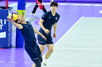 '대한항공 날개 꺾었다' 우리카드 선두 탈환! 김지한-마테이 쌍포 35점, 3-0 셧아웃 승리 [인천 현장리뷰]
