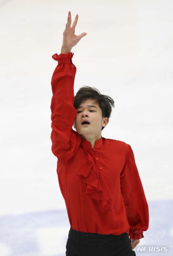 피겨 김현겸, JGP 파이널 은메달 '한국 남자 역대 최고 성적'... 신지아도 2년 연속 '은' 쾌거