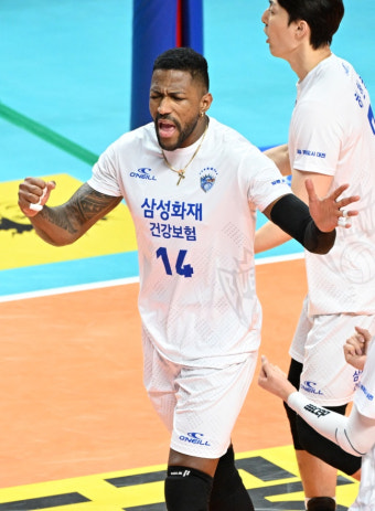 '19:24→26:24' 3연속 서브로 뒤집었다! 삼성화재, 선두 우리카드 격침... 요스바니 트리플트라운 [장충 현장리뷰]