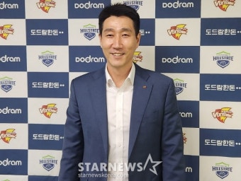 '베이지정장→7연승' 권영민 감독, 이번엔 푸른색 
