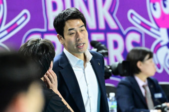 '김연경 22점 폭발' 흥국생명, 정관장 꺾고 2연패 탈출... 만원관중에 크리스마스 선물 선사 [인천 현장리뷰]