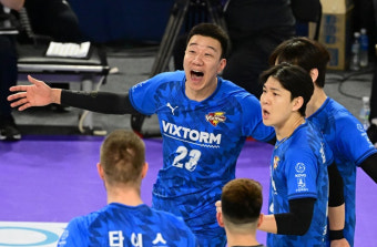 '감독 퇴장'에도 해냈다! 한국전력, 풀세트 끝 대한항공 격파... '4명 두자리 득점' 새해부터 웃었다 [인천 현장리뷰]