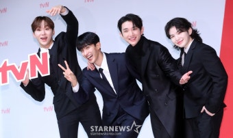 세븐틴 보컬 유닛 '같이 떠나자!'[포토]