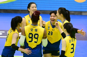 '김연견 아쉬움→시즌 첫 매진' 선두 현대건설, 5연승으로 화답했다... 뒤쫓는 흥국생명과 다시 격차 벌렸다 [V리그]