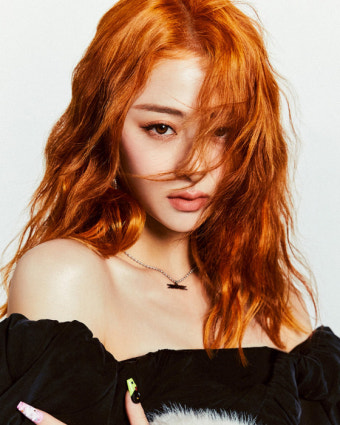 르세라핌 허윤진, 美싱어송라이터 맥스 신곡 피처링·작사 참여