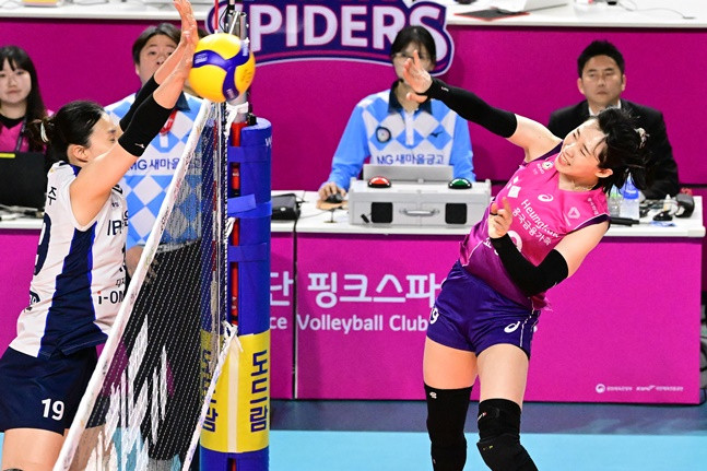 흥국생명, 김연경의 맹활약으로 5연승 달성하며 선두 유지