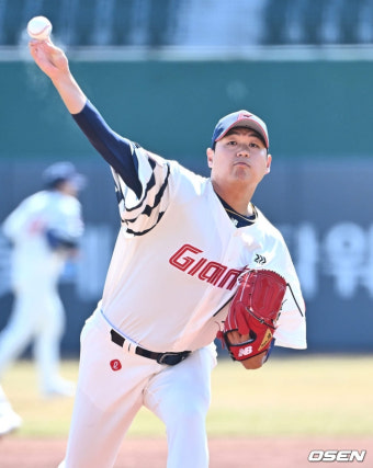 롯데 7회 대거 4득점+나균안 1실점 호투→김태형호 시범경기 첫 승... 9483명 부산 팬 대환호 '야구가 돌아왔다' [부산 현장리뷰]