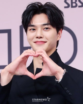 송강, '아이랜드2' 스토리텔러 출격..4월 18일 첫 방송