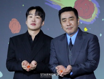 안재홍-류승룡 '닭강정 소중해'[포토]