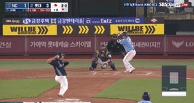 [영상] 이게 스트라이크? ABS 삼진 판정에 털썩 주저앉은 37세 베테랑