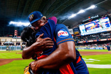 인간승리 세차장 알바하던 31세 투수, 올 시즌 ML 첫 노히터... 어머니와 감격의 포옹 뭉클