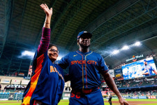 인간승리 세차장 알바하던 31세 투수, 올 시즌 ML 첫 노히터... 어머니와 감격의 포옹 뭉클