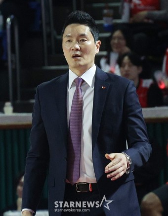 [포토] 전희철 감독 '허웅을 잡아야지'