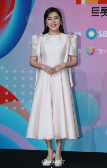 송가인, 다채로운 변신과 화제의 미모로 팬들 사로잡아 