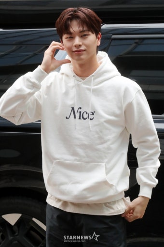 육성재 '싱크로유 MC에요'[포토]