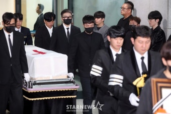 故 박보람 운구하는 로이킴[포토]