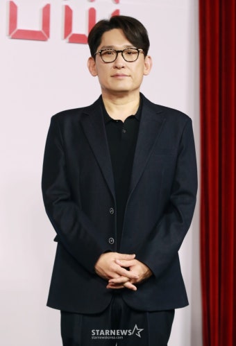 포즈 취하는 '더 에이트 쇼' 한재림 감독[포토]