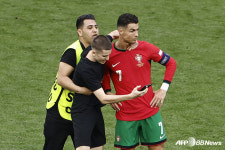 호날두 이렇게 보니 더 대단하네, 경기장 난입 꼬마팬 시점... 돌발 상황에도 아낌없는 팬 서비스