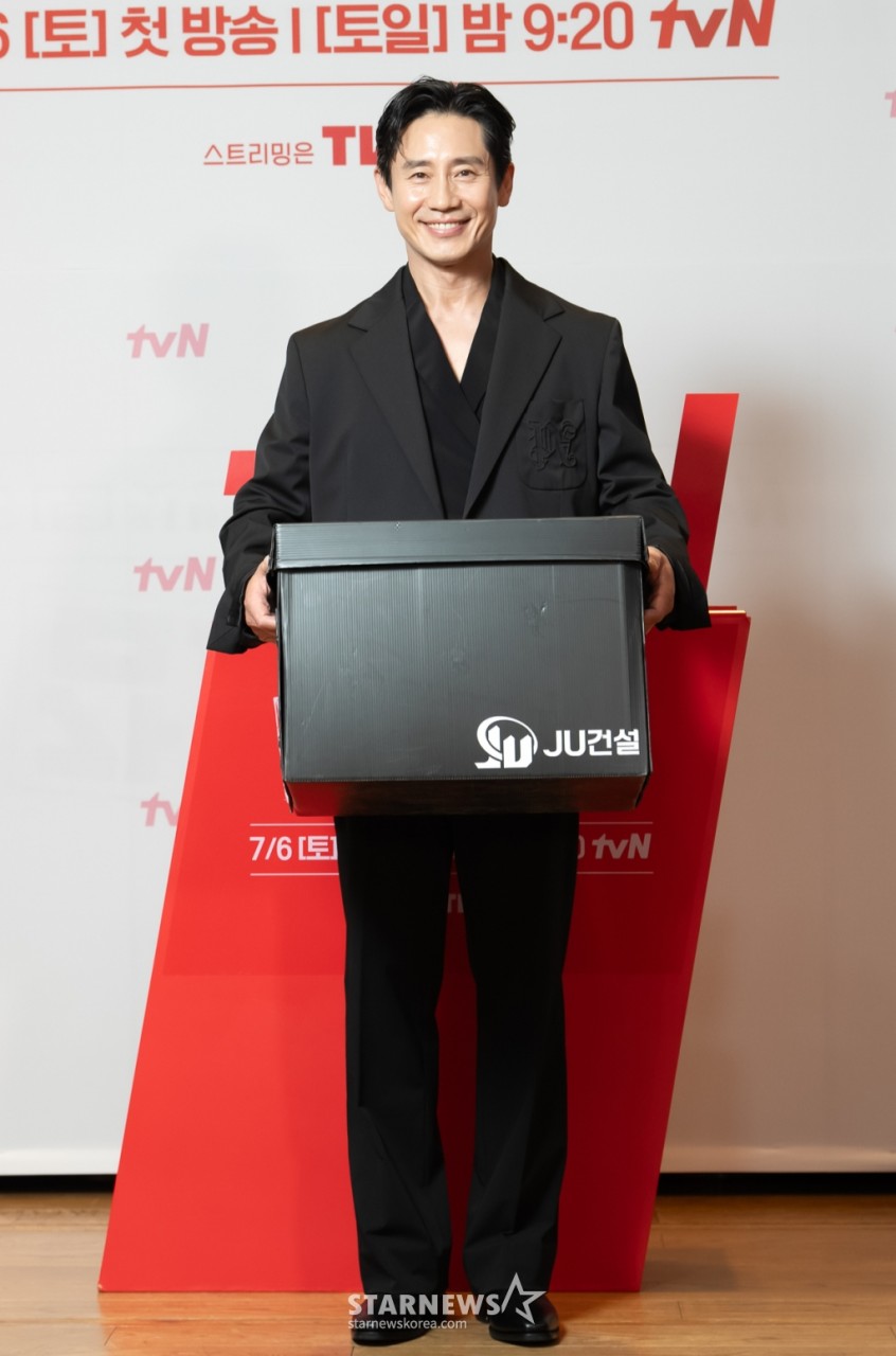 tvN 드라마 감사합니다, 주연 신하균이 소화한 냉철한 감사팀장 역할에 시청자들의 뜨거운 관심!
