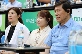 허구연 총재, 김예지 의원·장미란 차관과 시각장애인 중계 음성 지원 서비스 체험